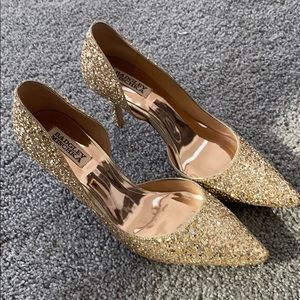 Badgley Mischka gold glitter pumps!